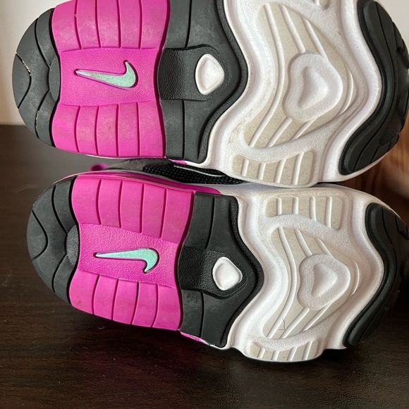 Nike Black and Pink Sneakers Modern Athletic Design - Picture 5 of 6